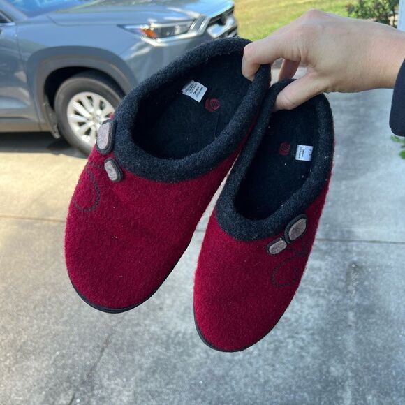 Acorn Earth Cozy Red and Gray Wool Slippers - Picture 2 of 5